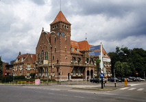 842184 Gezicht op de voor- en zijgevel van het raadhuis (Het Rond 1) te Zeist, met rechts de Slotlaan.